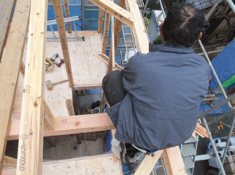 2階の足場がないのに作業をしている